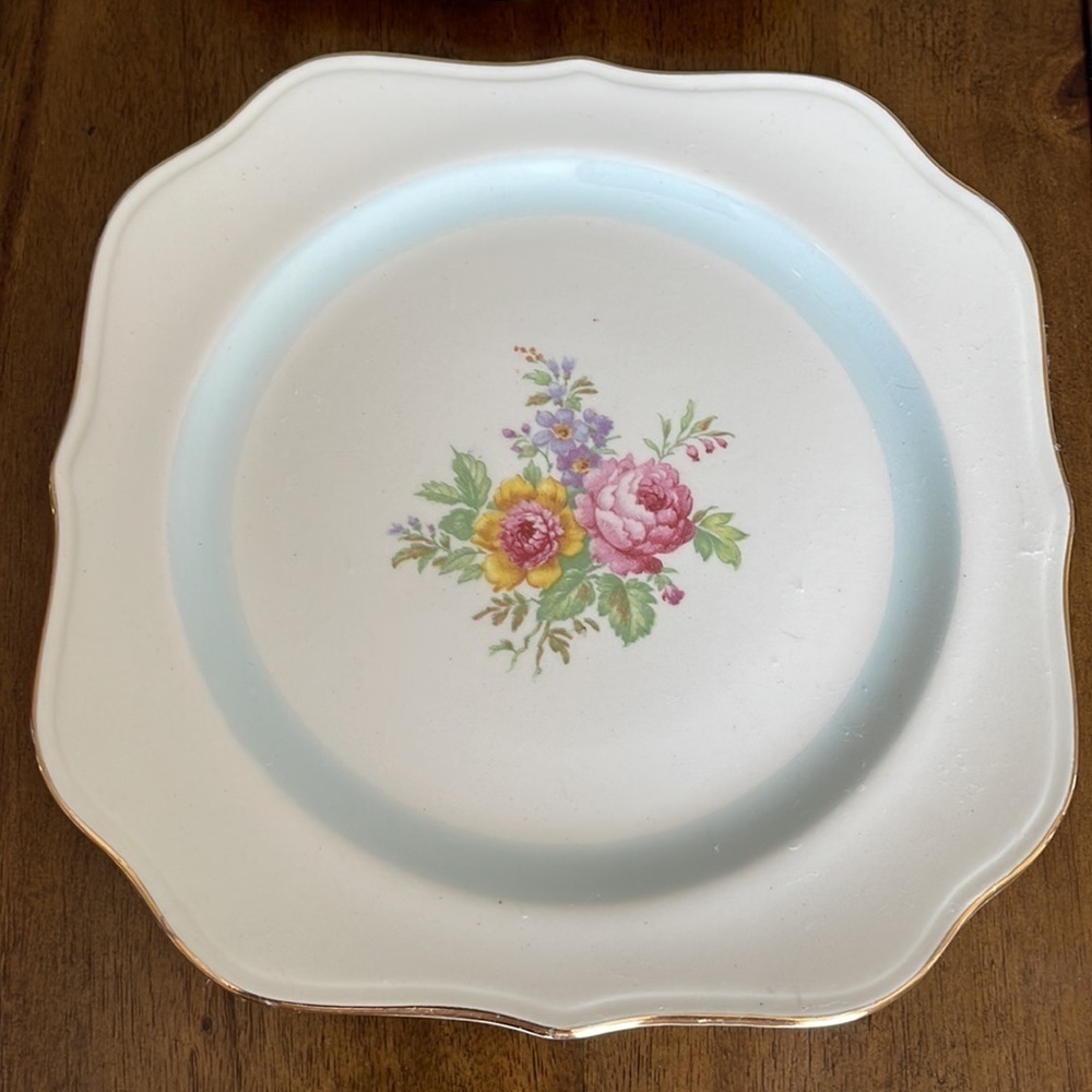 Vintage set Eggshell Nautilus 8” Square salad Plates Floral Bouquet Gold Trim.
